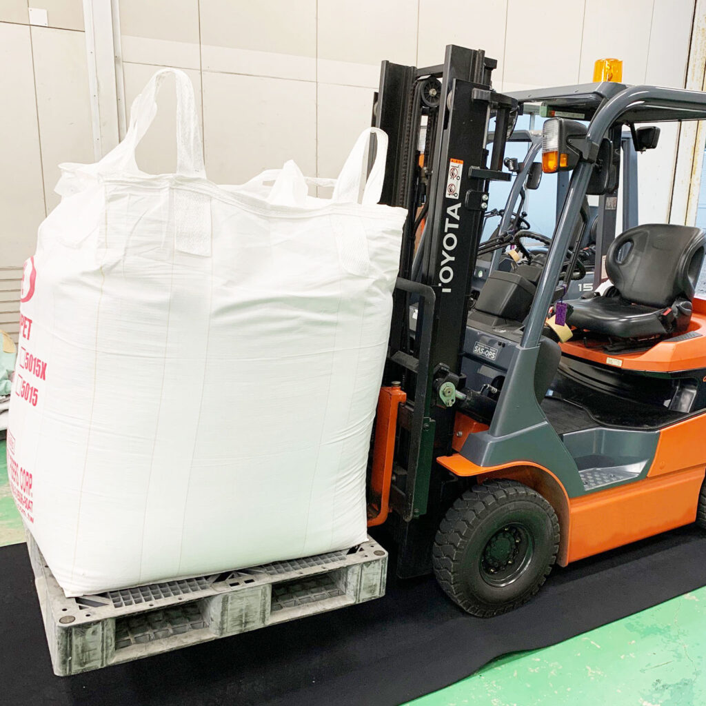 工場内のリフト走行路の滑り止めに両面エンボスゴムを使っていただきました