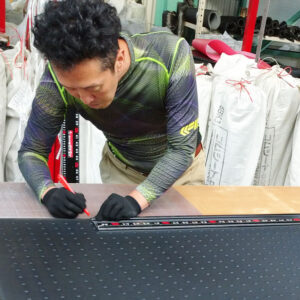 【ゴムシート.comの日常】カッターナイフと定規だけでゴムを切る