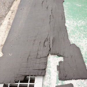 【使用写真有】ゴムマットの使用期間による劣化（硬化によるひび割れ）