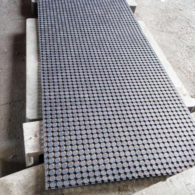 渡り廊下の安全対策に全面穴あきゴムマットを使っていただきました