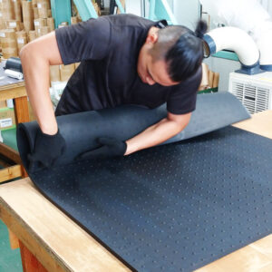【ゴムマットを巻いて出荷】時として、切るより大変なこと、それは巻くこと