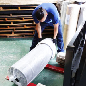 【ゴムシート.comの日常】重いゴムは無理せずフォークリフトで作業台にあげる