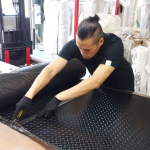 【商品紹介】工事現場の歩行路に最適 てっぱんゴムシート　注意喚起！