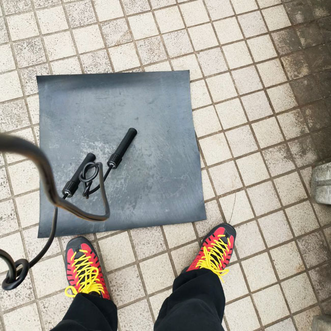 縄跳び用にゴムマットを使っていただきました