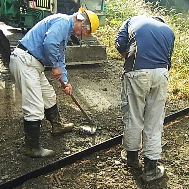 土木工事の事例 森林内作業道の横断排水溝に補強布入りゴムシートをお使いいただきました