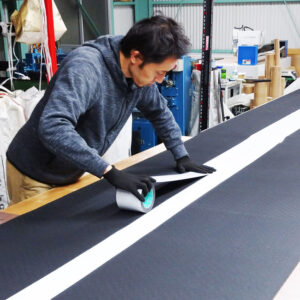 【強力な両面テープを貼る】ゴムマットが届いたらすぐに接着できるようにして納品