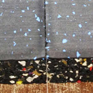 スポーツジム専用ゴムマット(青チップ)を並べた写真