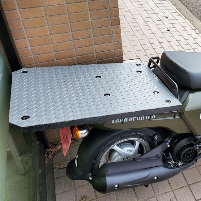 スクーター荷台マットの事例 自作された荷台の滑り止めにてっぱんゴムシートをお使いいただきました