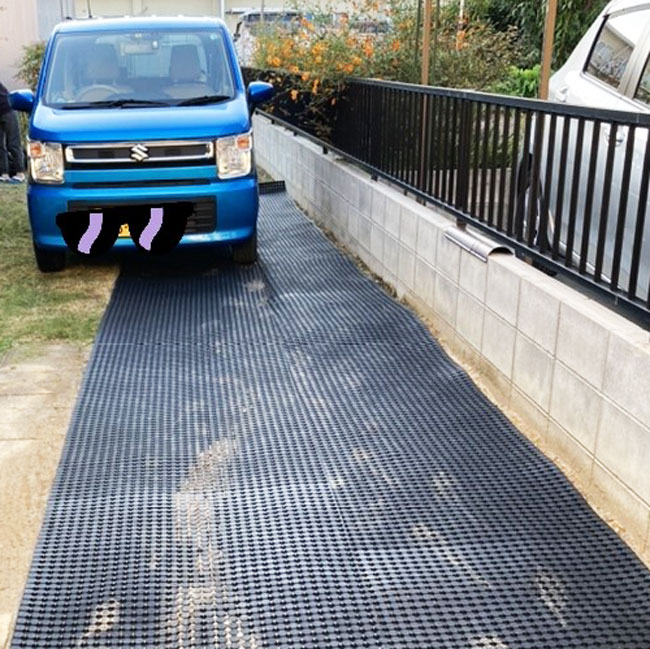 全面穴あきゴムを未舗装の駐車場のぬかるみ対策に敷いていただきました