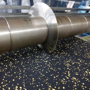 厚さ25mmのスポーツジムマットをご指定寸法にカットしました