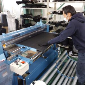 厚さ20mmのリサイクルゴムをご指定寸法にカットいたします！