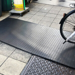 店舗の電飾看板（電光看板）に使う電源ケーブルの養生にゴムマット