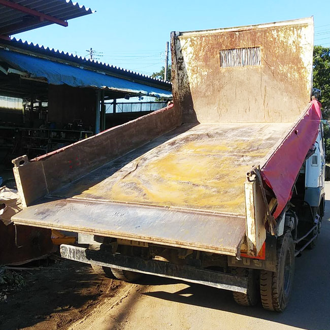 近隣住民対策 ダンプの荷台にゴムマットを敷いて騒音防止効果あり