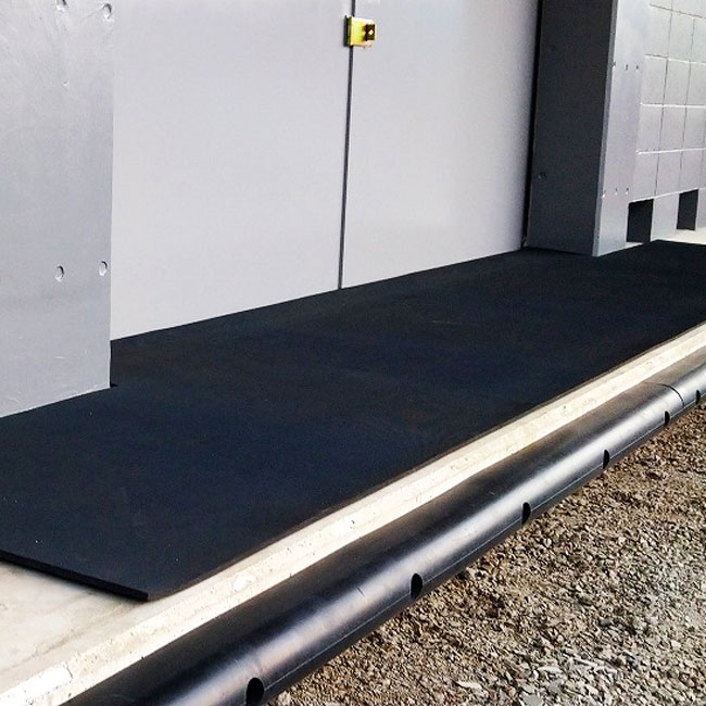 プロパン庫の出入り口フロアーの養生および滑り止めにゴムシートを使っていただきました