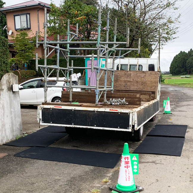 工事現場 トラック周辺から施工場所までの導線を養生