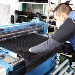 ゴムシートをご指定の幅にカットしてお届けいたします！