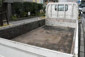 トラックの荷台にはキズ防止と滑り止めにゴムマット
