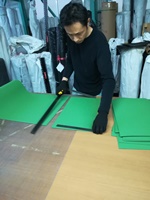 緑のゴムシートを華麗にカットするイケメンスタッフ・トミー！！