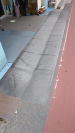 気になるお店との境界にあるミゾにひいたグレーチングや鉄板がウルサイ場合に引くゴムシートはコレッ！