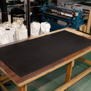 凹凸のあるリサイクルゴムシート 画像