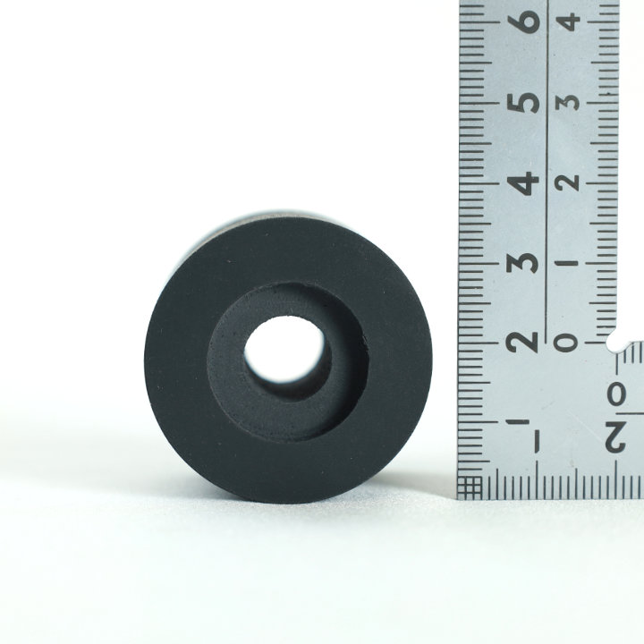 ザグリ穴はネジやボルトの頭部が隠れるように段をつける加工をすることです。外観の良さ、安全性の向上などが目的です。