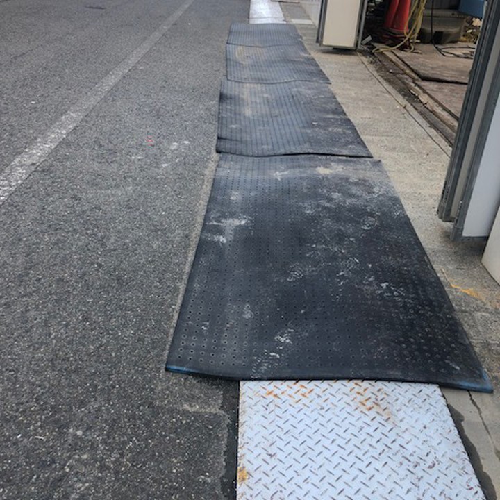 工事現場出入口の敷き鉄板を通行する際の防音