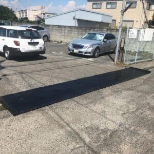 駐車場出入り口のグレーチング保護と防音対策