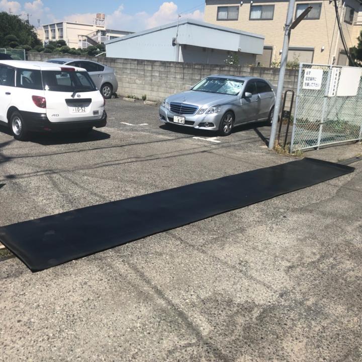 駐車場出入り口のグレーチング保護と防音対策