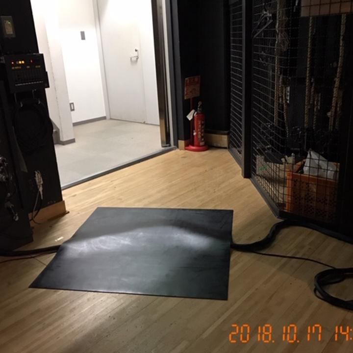 舞台袖のケーブル類の養生