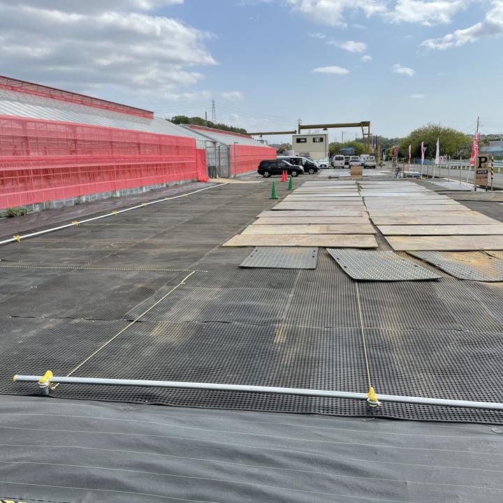 未舗装地を仮設駐車場に