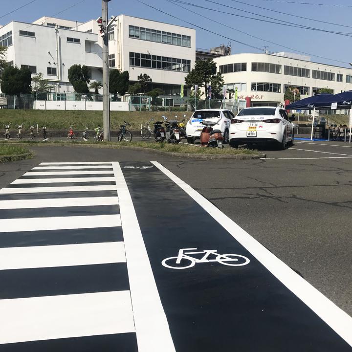自転車安全教室の標識やラインにゴムを活用