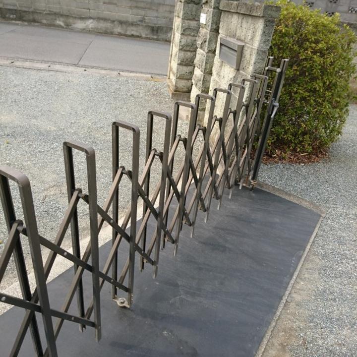 門扉下コンクリートの凸凹解消