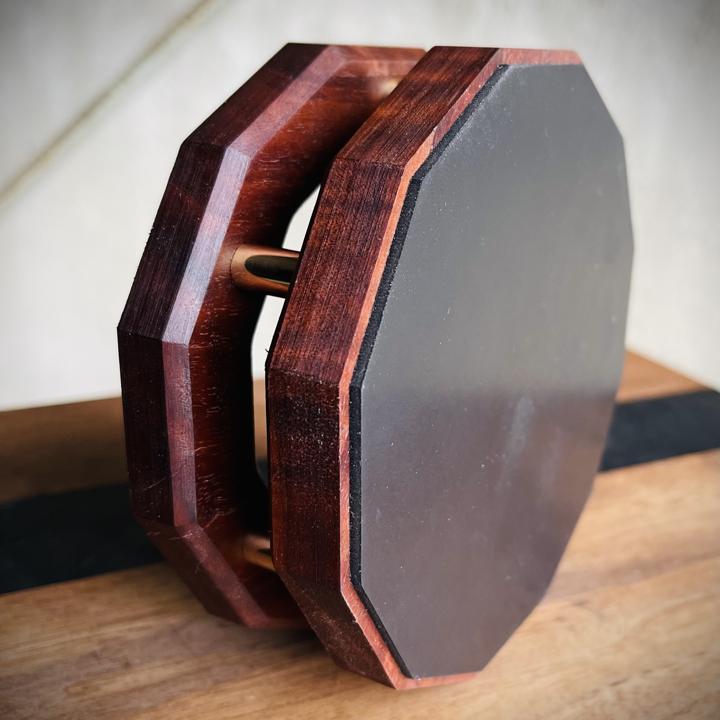 コースターに貼り付けて滑り止めに