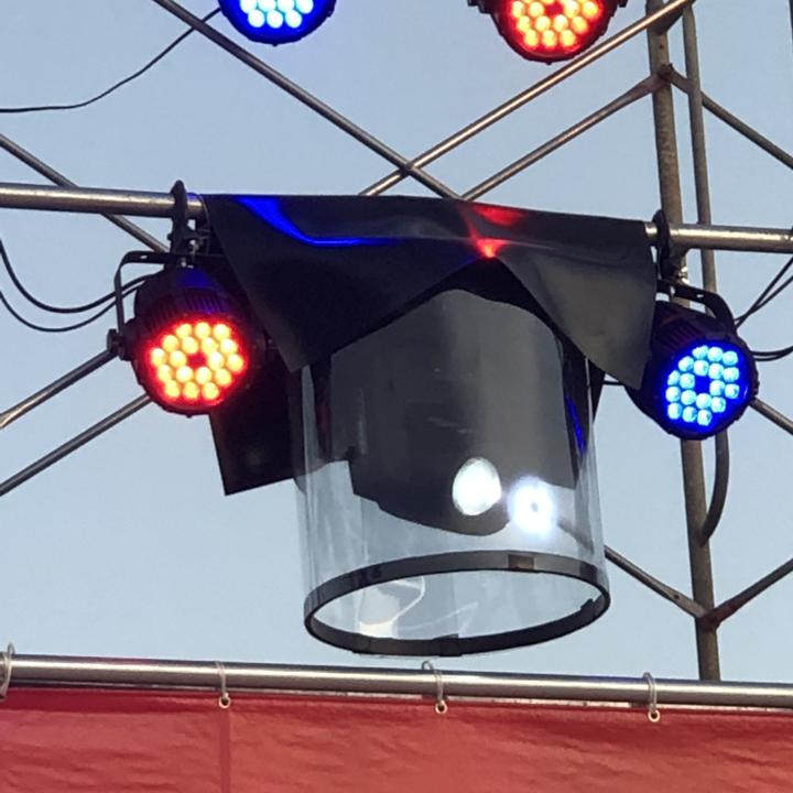 野外での照明演出器材の雨養生