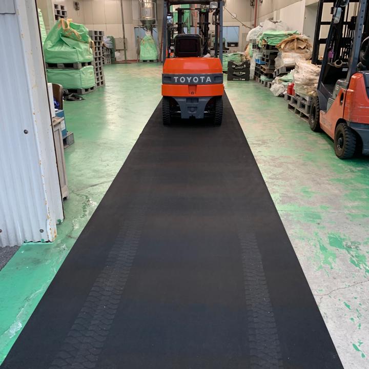 工場内のフォークリフト通行路の安全対策に
