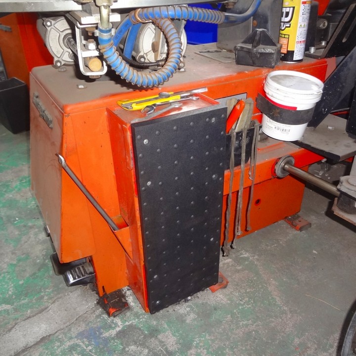 タイヤチェンジャーの緩衝用ゴムの交換