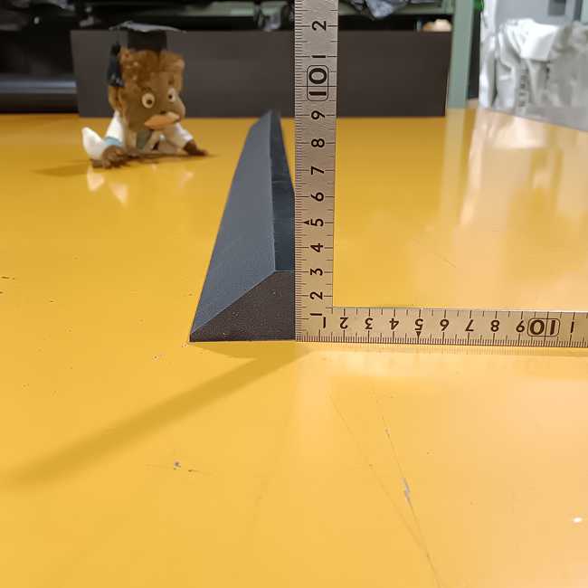 ゴムシートの傾斜の角度と厚みを定規で確認