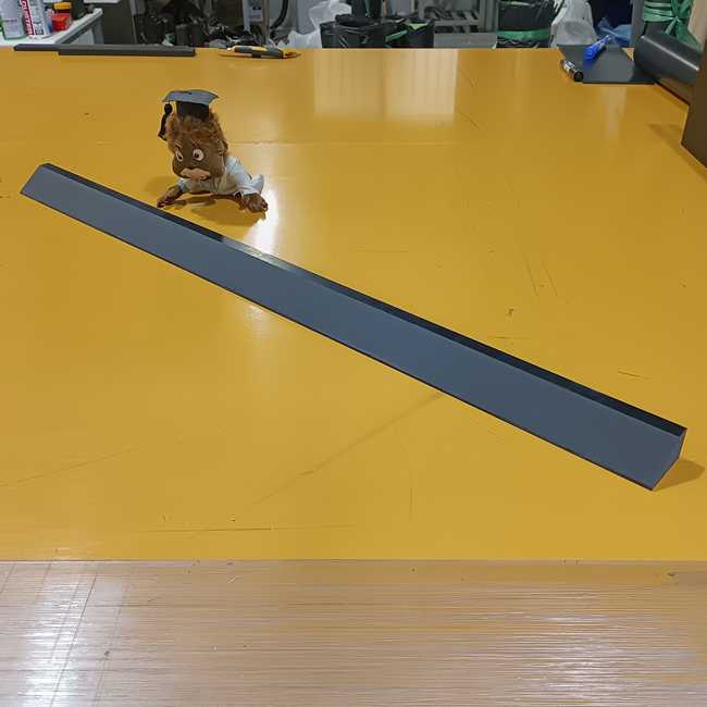 完成した斜めカットの長尺ゴムマット