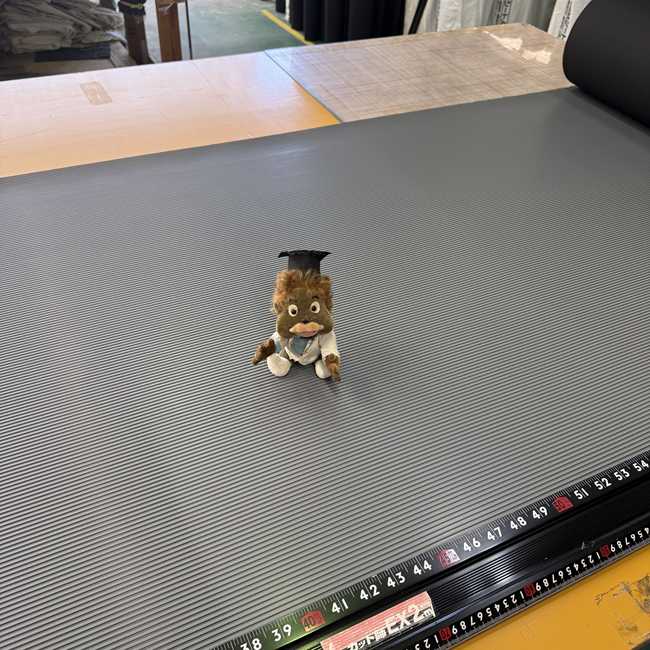幅広くロールで在庫している筋入りゴムシート