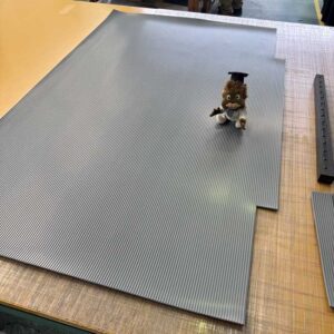 エレベーターのカゴ内に合わせてオーダーカット