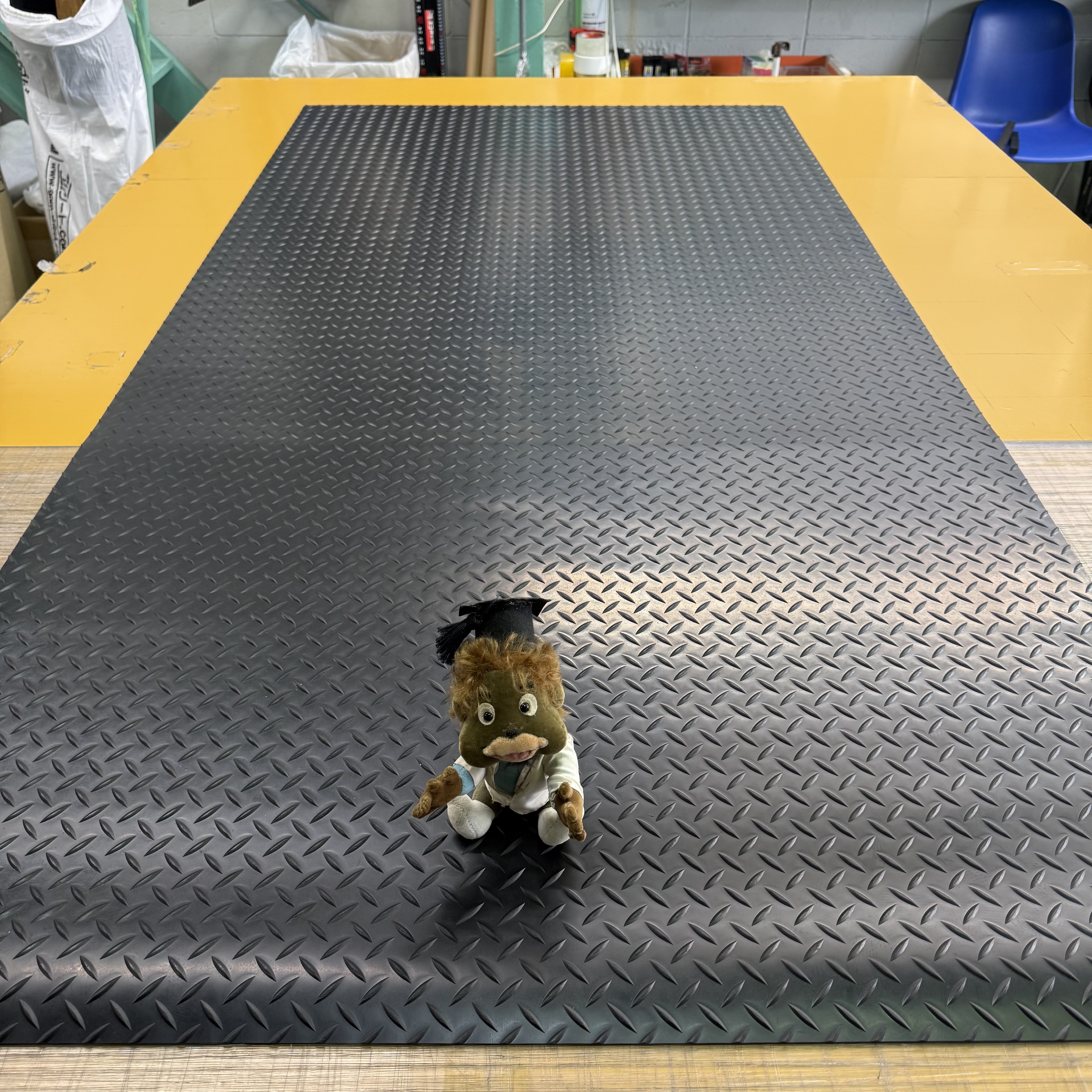 長尺で幅カットされた縞鋼板柄のゴムマット