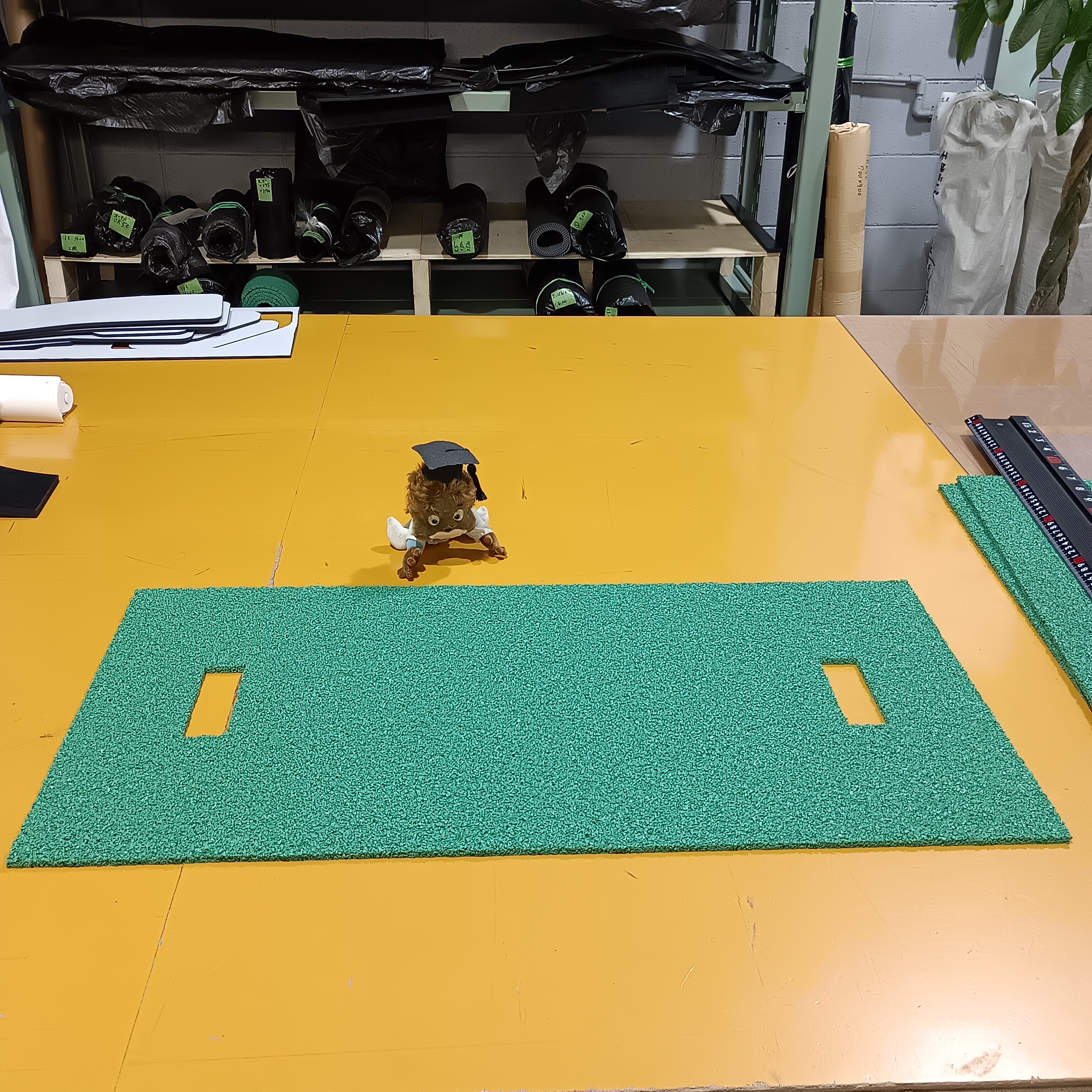 スリット状の穴が加工された緑のクッションマット