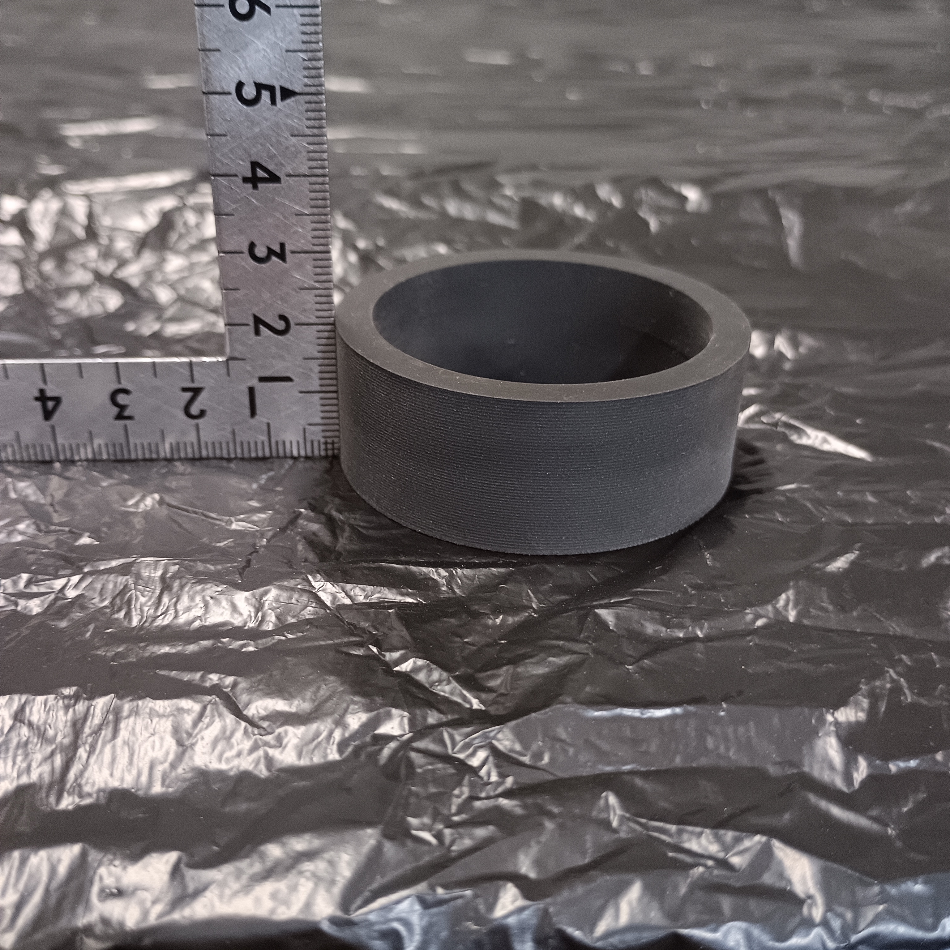 定規で高さ20mmを確認できるリング状ゴム製品
