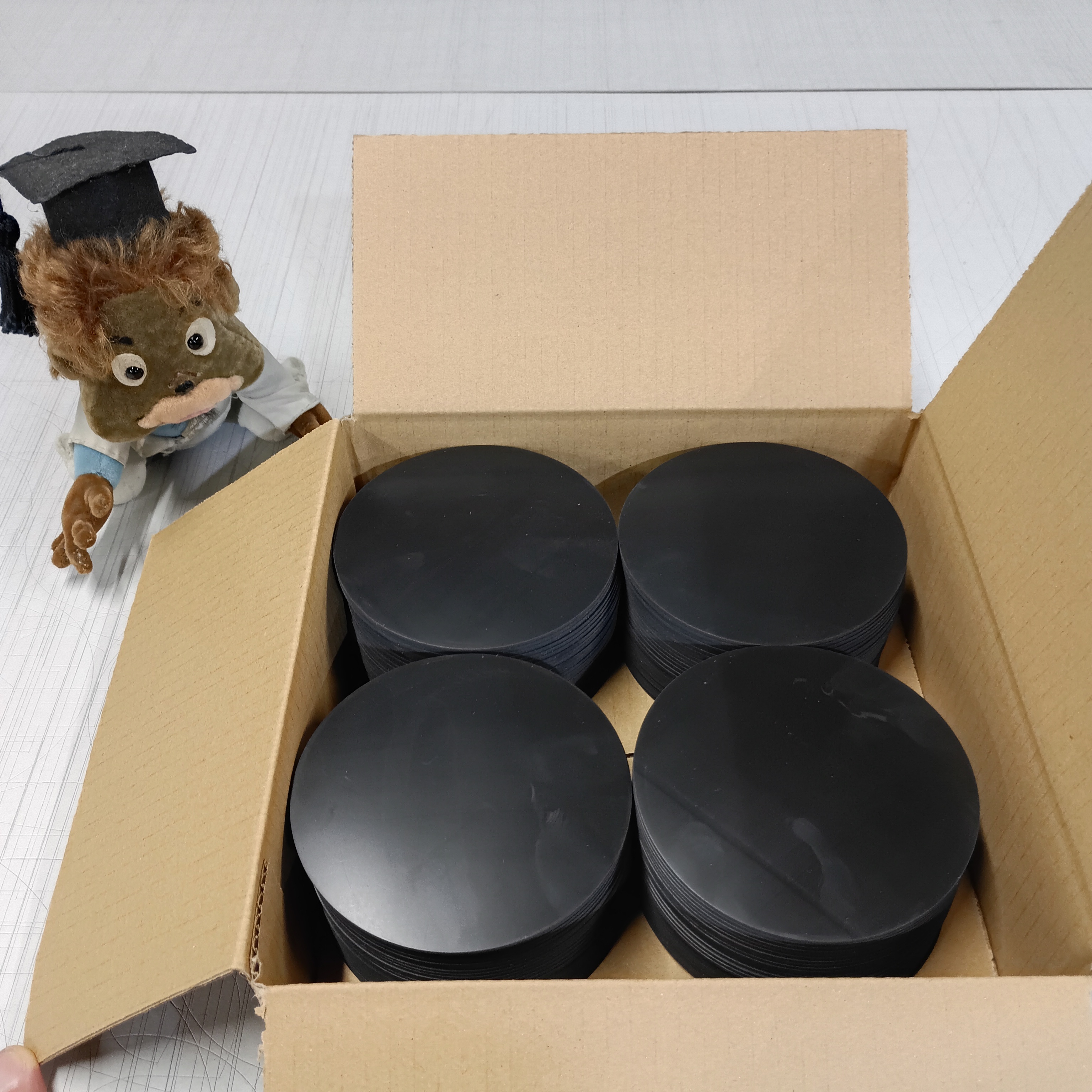 ダンボール箱にきれいに積み詰められた完成した円形ゴム製品