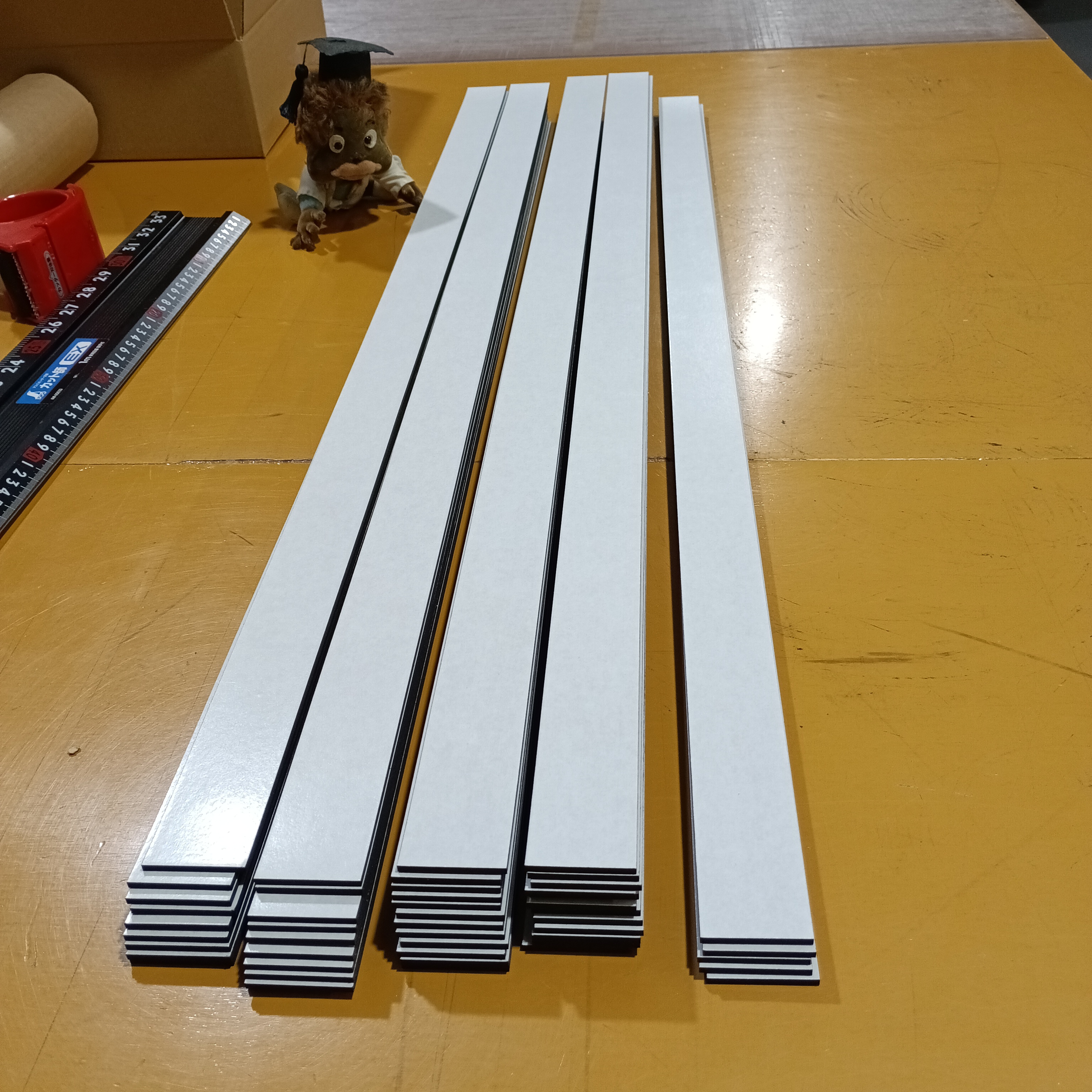 全面に両面テープが貼られた細長い短冊状のゴム製品