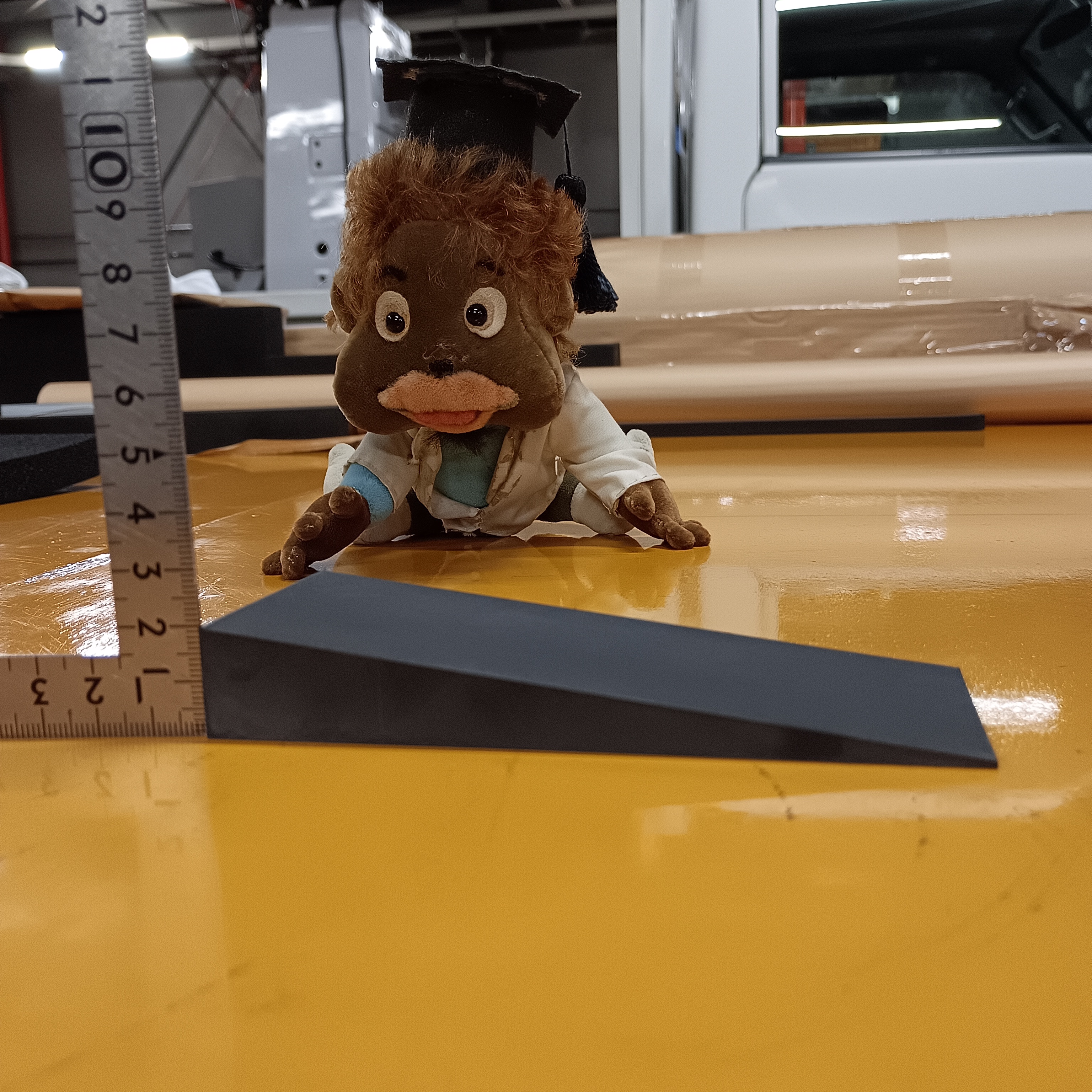 ゴムの塊の傾斜がゼロ厚まで削り込まれた側面