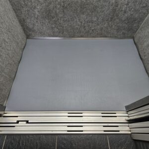 エレベーターカゴ内にゴムマット