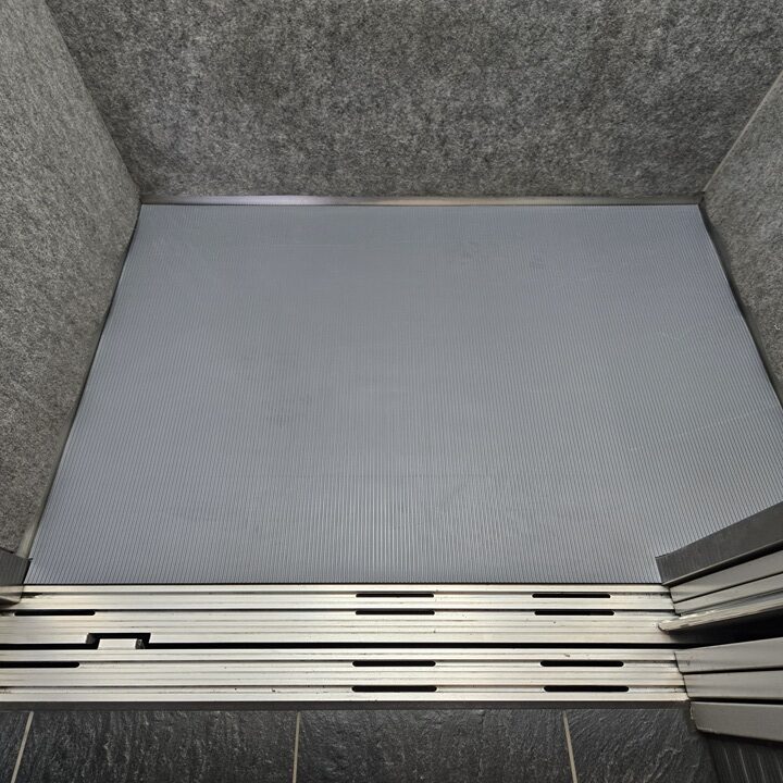 エレベーターカゴ内にゴムマット