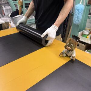 ゴムシートの幅カットは専用の機械を使って高精度かつスピーディーに