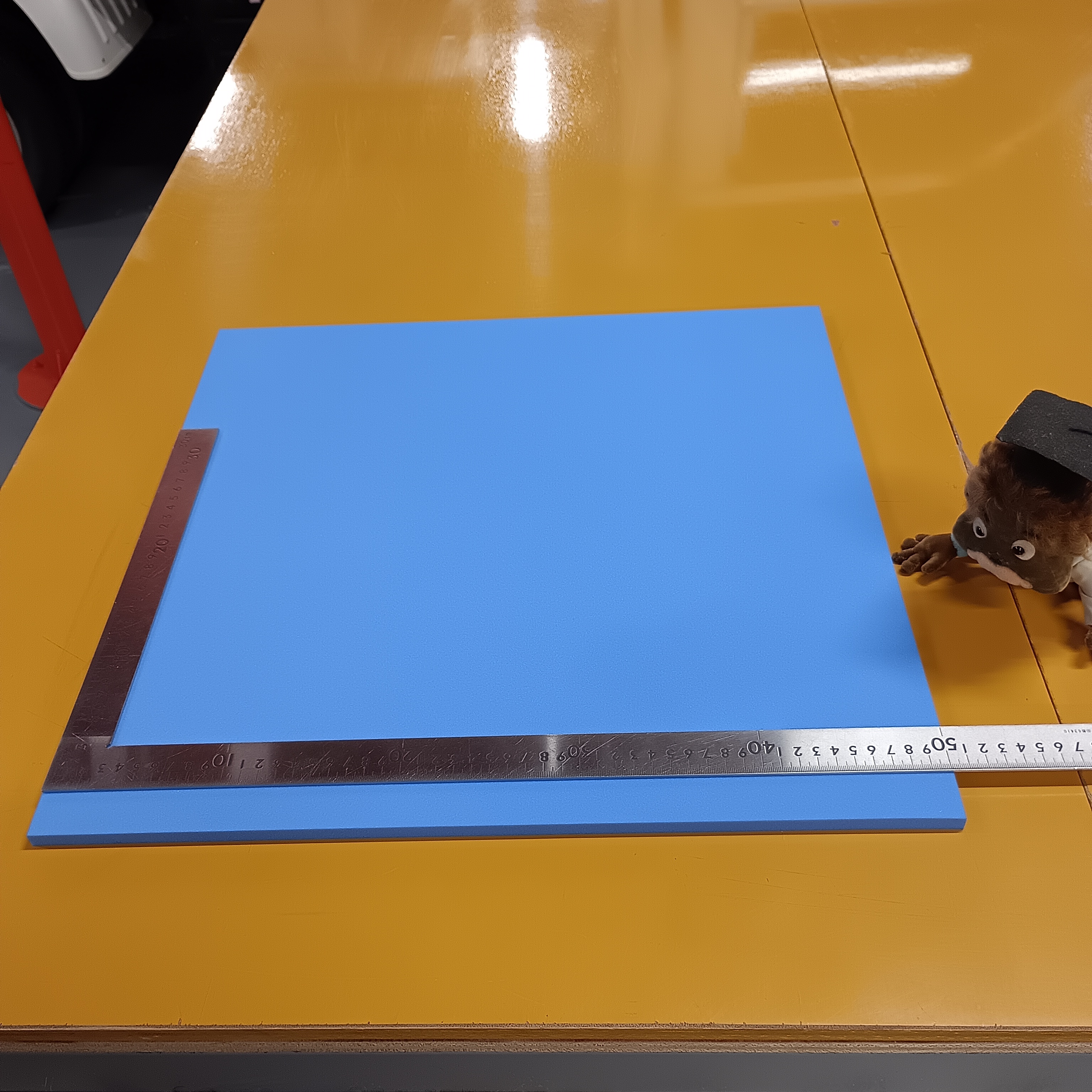 定規でサイズを確認している完成したブルーのスポンジ板